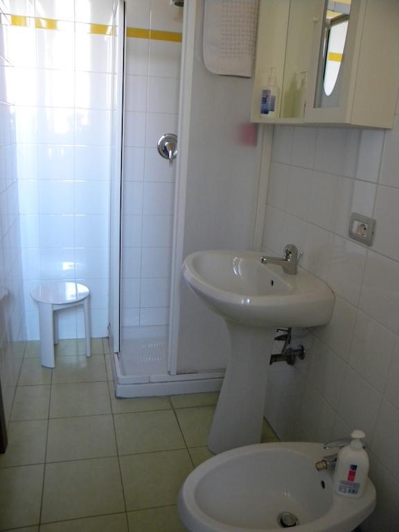 Le Petit Fleur Hotel Bareggio Стая снимка